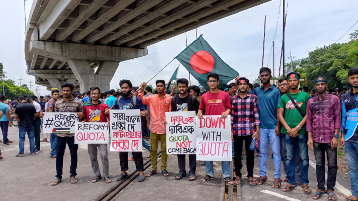 RU students blocked the rail tracks near the university`s Faculty of Agriculture. Photo: Collected  