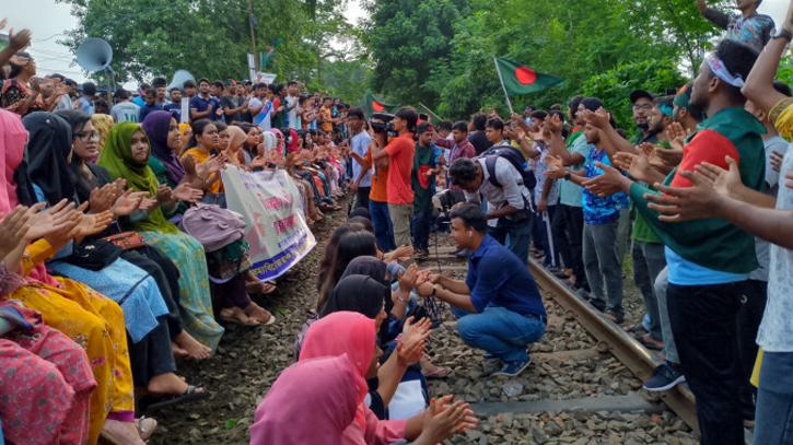 The students of Rajshahi Univercity blocked the railway protesting on going quota reformation this afternoon. 