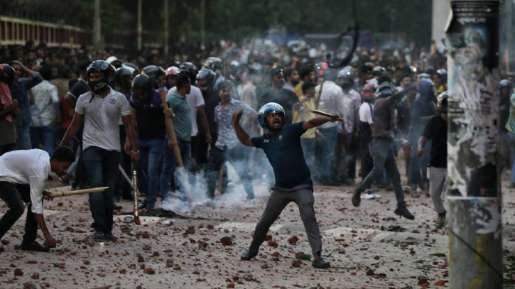 DU Campus turns into a warfield when BCL activists chased the protesting students. Photo: UNB