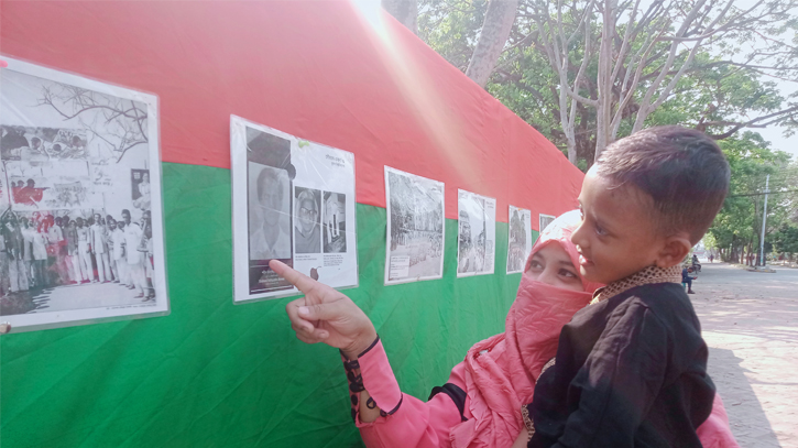 Tania sultana Showing and explaining to her child the significance of 26th March. Photo: Messenger