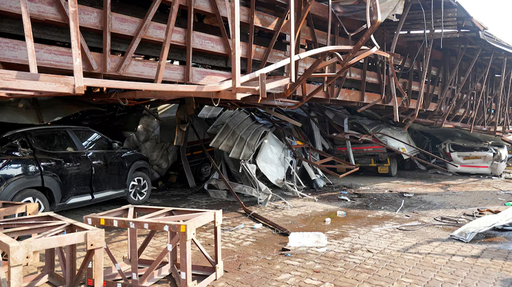 Vehicles are trapped under the debris after a massive billboard fell during a rainstorm in Mumbai on Tuesday (May 14). Photo: REUTERS