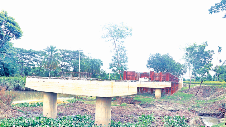 Locals suffers as bridge work halts for 3 yrs