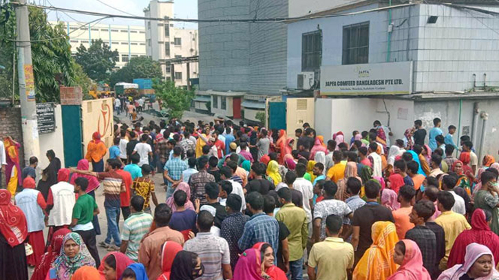 RMG workers block road in Gazipur demanding salary hike