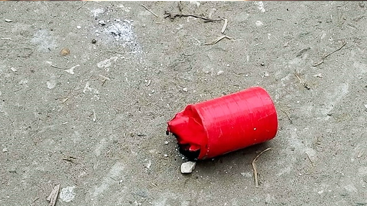 Crude bombs hurled at police vehicle in Uttara, 1 arrested