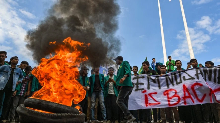 Indonesian protesters storm in refugee shelter calling Rohingya deportation