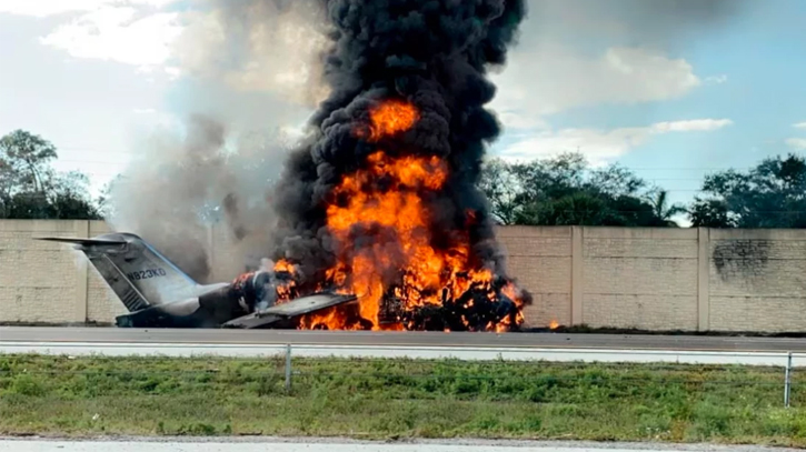 2 dead after private jet crashes onto Florida highway