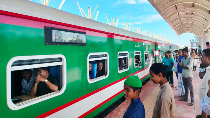 Cox’s Bazar Express on its way to Dhaka with passengers