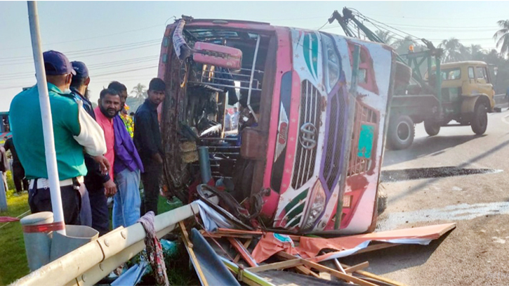 1 dead, 15 injured as bus overturns near Bangabandhu Tunnel