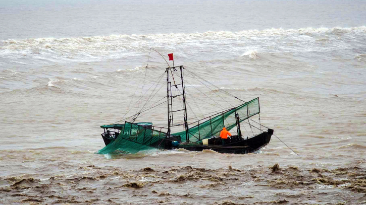 14 fishermen from capsized  trawler rescued by Dublar Char fishers