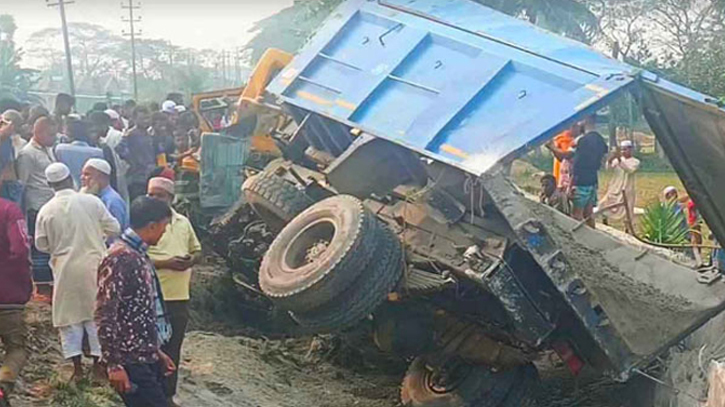 Train ploughs into truck in Mymensingh; 4 dead