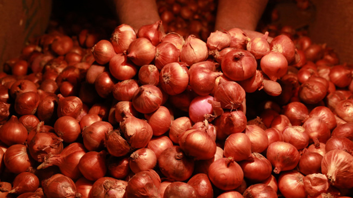 Onion prices cross Tk 100 per kg in Dhaka after India imposes extra duty