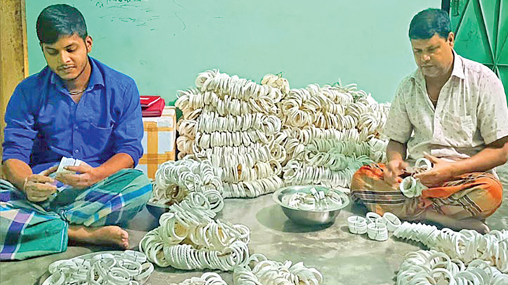 Manikganj conch craft on the verge of extinction