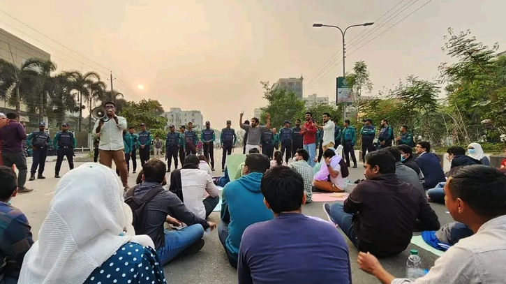 43rd BCS viva candidates continues protesting in front of PSC