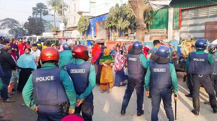 Police-Garment workers clash in Dhaka-Tangail highway, Traffic halted for an hour