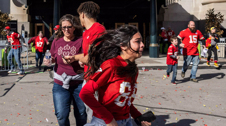 1 dead, children among 21 injured in Super Bowl parade shooting