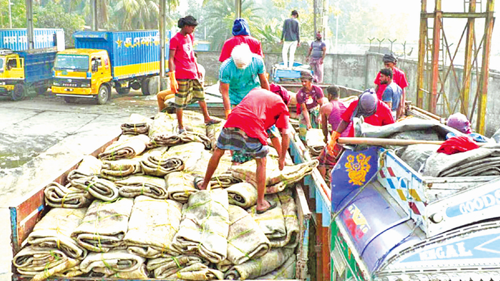 41,900 kg of buffalo skin stranded over a month