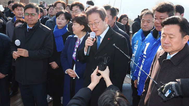 South Korean opposition leader stabbed in neck