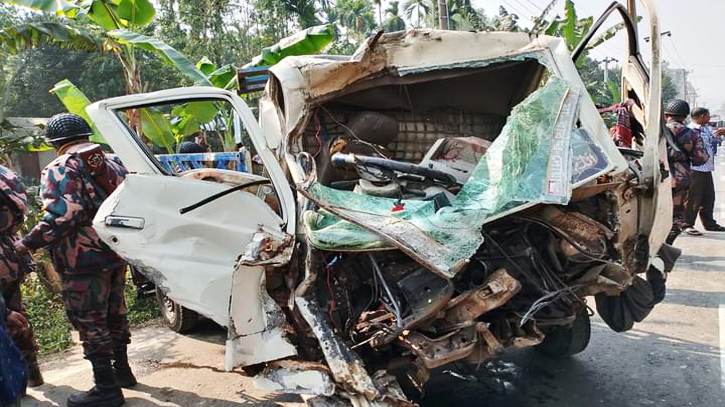 8 injured in Gaibandha road accident including 5 BGB men