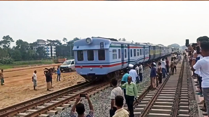 Train leaves Ctg for Cox’s Bazar on trial ahead of Nov 11 opening