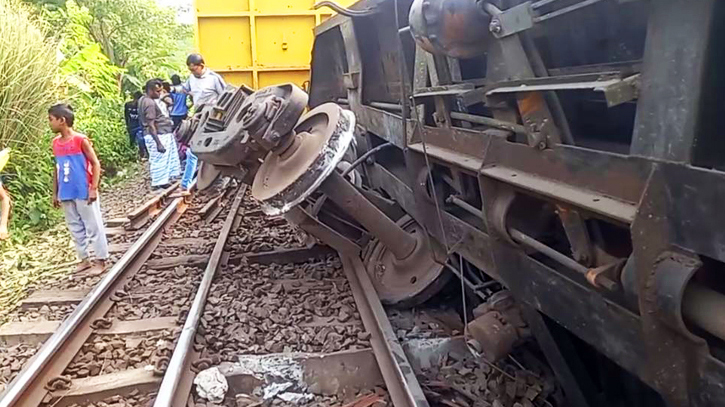 Dhaka-southern regions’ train link with north resumed after 6 hrs