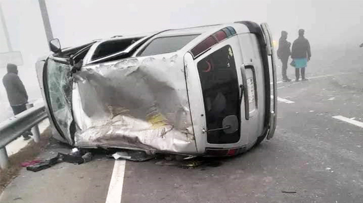 7 injured as microbus overturns on Bangabandhu tunnel