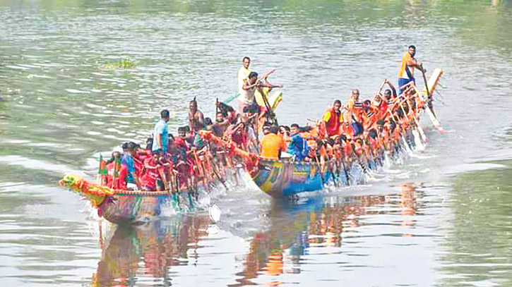 Traditional boat race on Karatoa River held