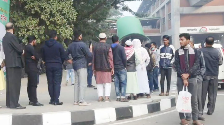 Metro rail opens for public, long queues seen at Agargaon