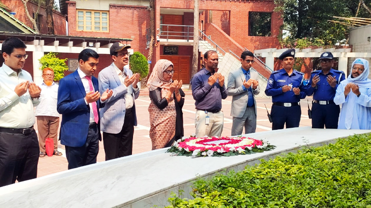 ACC secretary pays homage to Bangabandhu at Tungipara