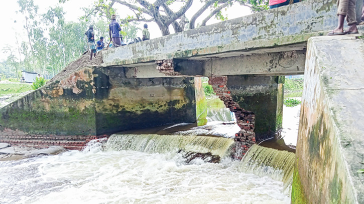 Bridge collapse brings woes to villagers