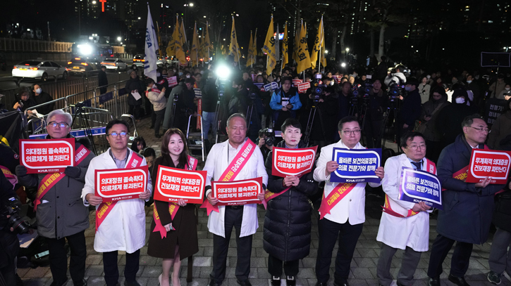 S. Korean trainee doctors stop work to protest medical reforms