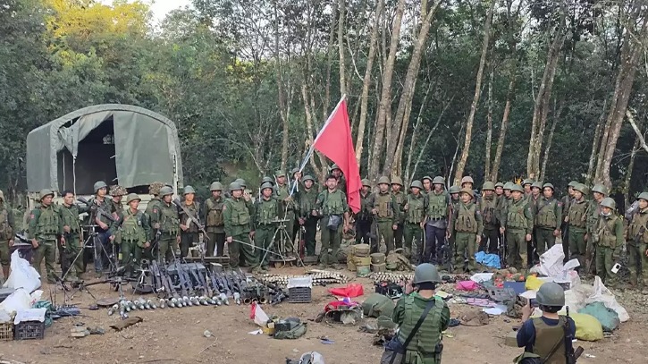 Myanmar soldiers flee to India following rebel gains