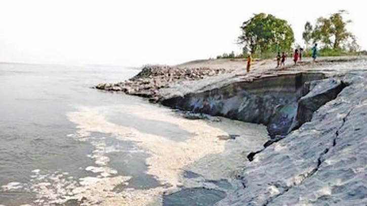 Locals petrified as Jamuna River embankment collapses 