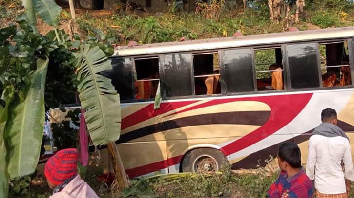 4 dead as bus, laguna collide in Cox’s Bazar