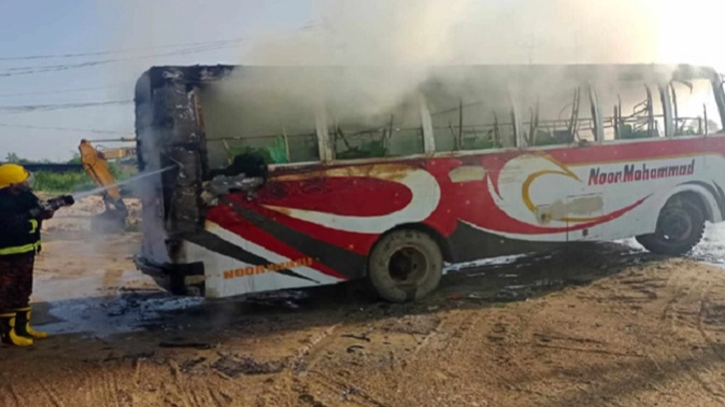 Bus and truck set on fire in Ctg