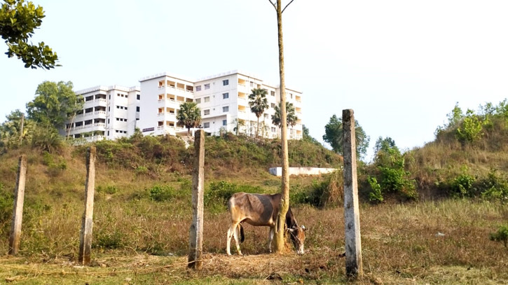 Unprotected Comilla University without boundary wall