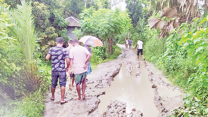 Muddy road in Saltha causes suffering to villagers  