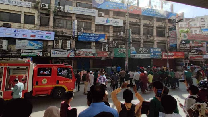 Fire breaks out at Moghbazar under construction building