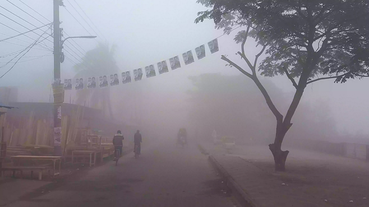 Dense fog hit normal life in Bagarhat