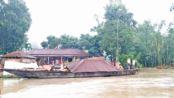 Over 500 houses submerged as flood washed away spur dam  