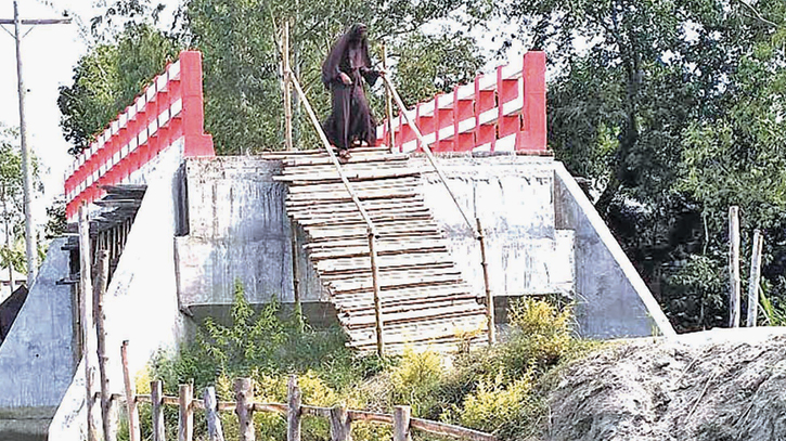 Bridge without approach roads causes suffering to people