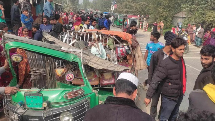 Three dead in Manikganj road crash