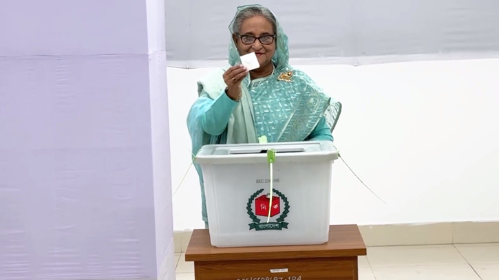 Awami League President Sheikh Hasina votes in Dhaka