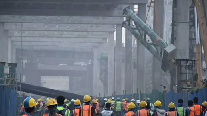 Crane collapse on rail tracks from Elevated Expressway