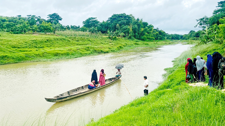 Thousands rely on a single boat to cross Ichamati River