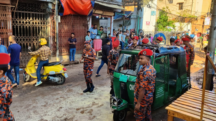 CNG-run autorickshaw catches fire as cocktail thrown in Old Dhaka