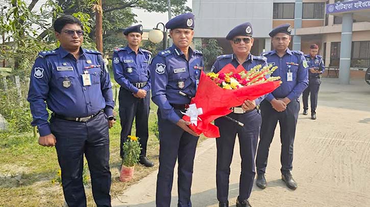 খাঁটিহাতা থানা পরিদর্শন ও মতবিনিময় করলেন হাইওয়ে পুলিশ প্রধান