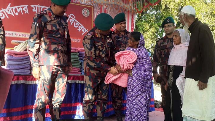 তেঁতুলিয়া সীমান্তের শতাধিক অসহায়দের মাঝে বিজিবির কম্বল বিতরণ