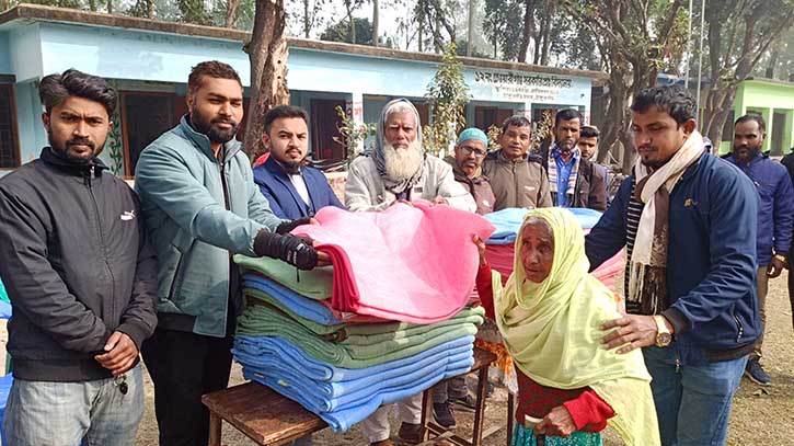 ঠাকুরগাঁওয়ে ‘সমাজ কল্যাণ যুব সংঘ, শুকানপুকুরী’র উদ্যোগে শীতবস্ত্র বিতরণ