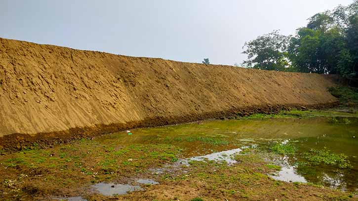 দোয়ারাবাজারে ২৫ লাখ টাকার ফসলরক্ষা বাঁধ চুইয়ে বের হচ্ছে পানি, ধসে পড়ার শঙ্কা