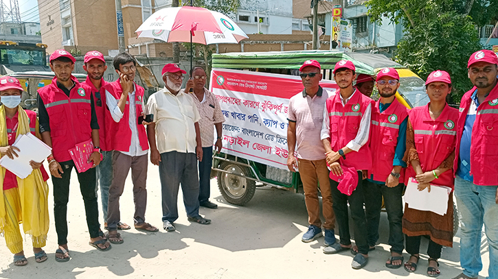 নড়াইলে শ্রমজীবীদের মাঝে ছাতা, ক্যাপ ও পানি বিতরণ